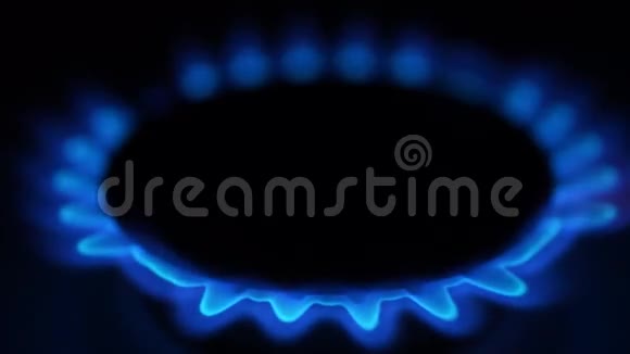 黑暗中的蓝色煤气炉视频的预览图