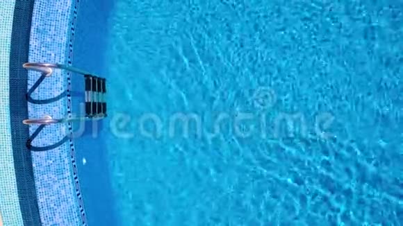 一架无人机在泳池表面的俯视图视频的预览图