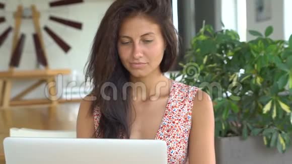 女人在笔记本电脑上工作准备项目视频的预览图