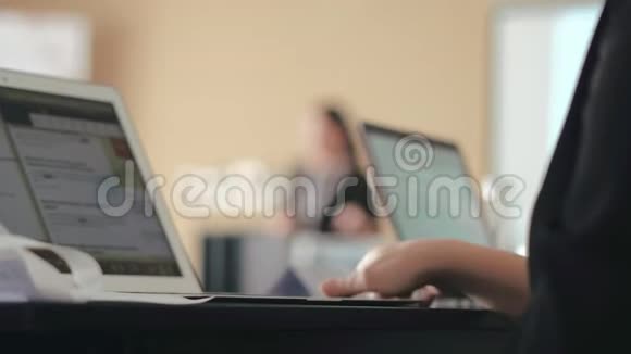会议上的女商人用笔记本电脑和电话工作视频的预览图