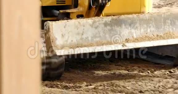 挖掘机在土壤上移动视频的预览图