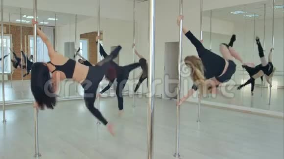 五名女子团体钢管舞舞蹈训练视频的预览图