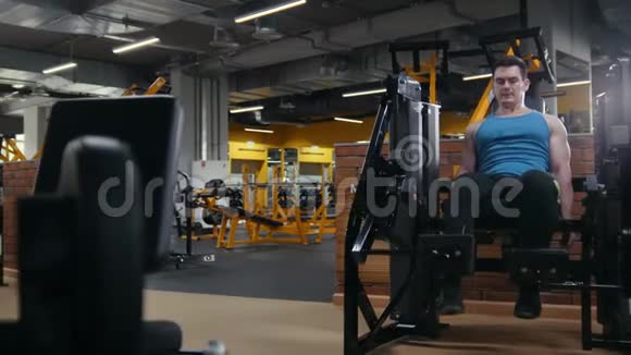 健身房的人在训练腿部的角度视频的预览图