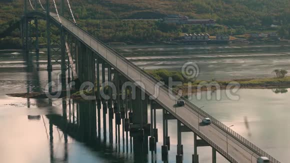 穿越Tjeldsundbrua的吊桥的汽车视频的预览图
