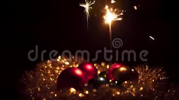圣诞节时黑色背景上漂亮的火花球和装饰球视频的预览图