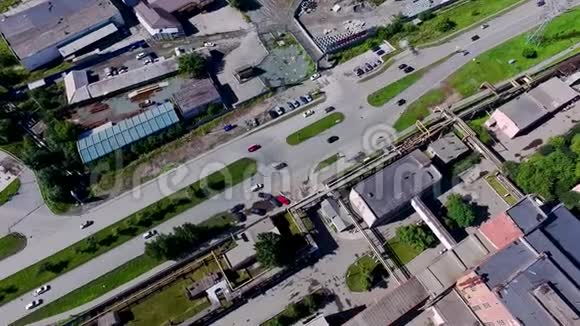 城市道路的俯视图录像复杂企业地区城市郊区公路上的汽车流动视频的预览图