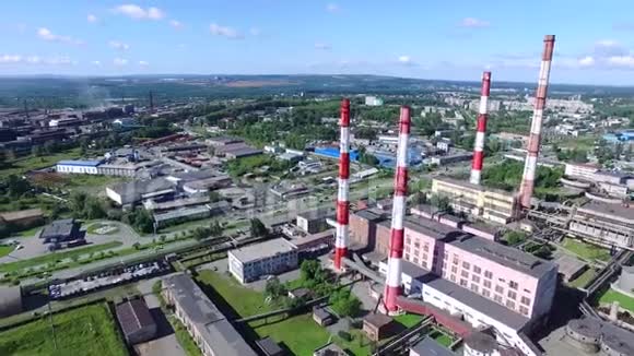 城市环境中工业区的空气视野录像从上面的全景可以看到工业区在视频的预览图