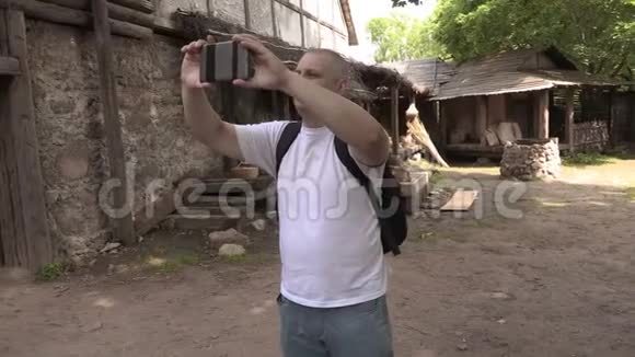 游客在旧住宅区拍照视频的预览图