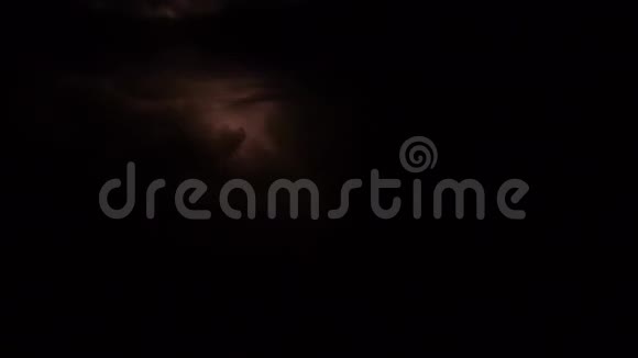夜空中一场大雷雨时发出的壮观闪电视频的预览图