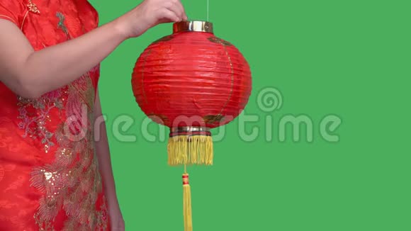 在绿幕上举着中国新年灯笼的女人视频的预览图