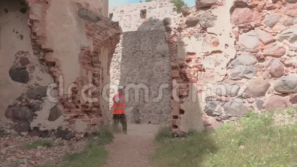 建筑工人勘察了一座古堡的废墟视频的预览图