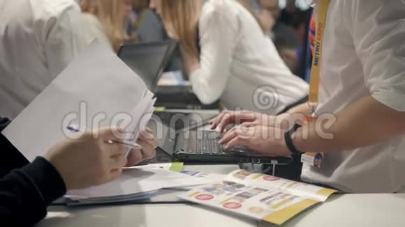 办公室笔记本电脑中男性手写笔记的特写视频的预览图