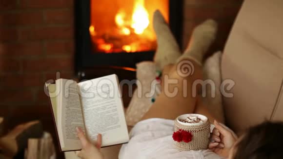 女人在沙发上放松喝着热饮料和好书视频的预览图