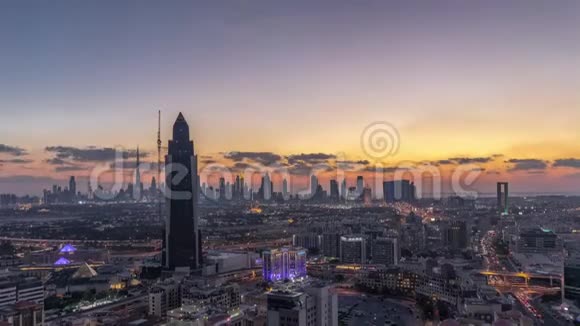 在阿拉伯联合酋长国迪拜市温暖的夜晚鸟瞰豪华城市视频的预览图