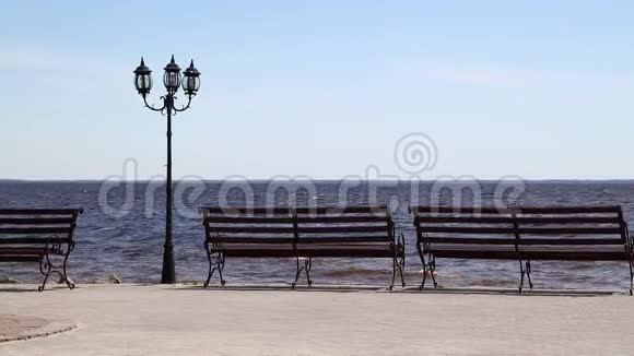 带长凳和街灯柱的海景广场视频的预览图