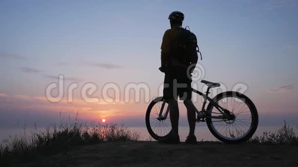 带背包和头盔的男性旅行者骑自行车视频的预览图