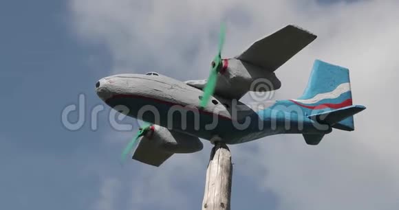 木制玩具飞机视频的预览图