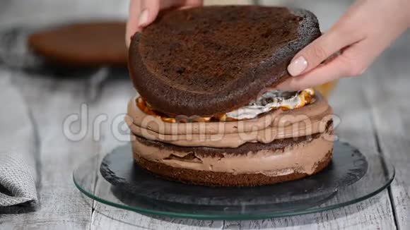 巧克力海绵蛋糕加奶油和焦糖烹饪过程视频的预览图