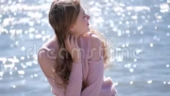 湖上年轻美丽的金发女人的特写肖像她看着远处梦想灵感和浪漫视频的预览图