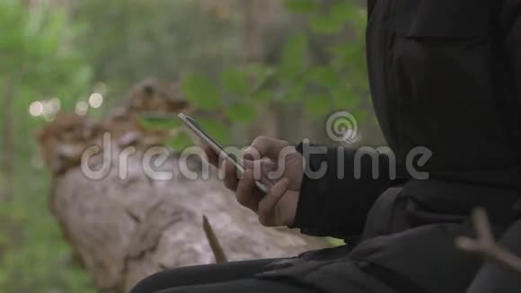 在森林里写短信的人视频的预览图