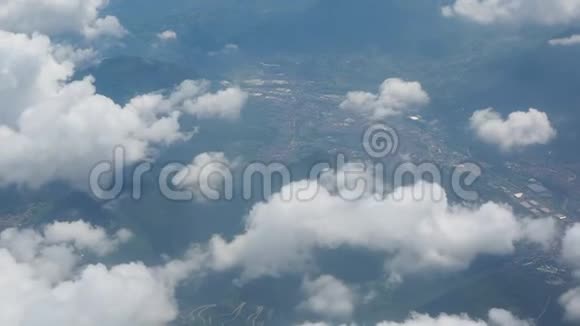 从飞机的窗户看塞里亚纳山谷的景观视频的预览图