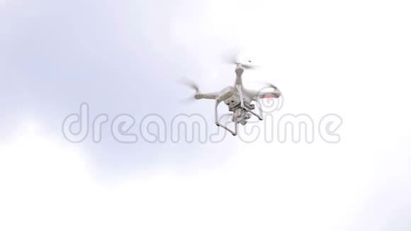 四架直升机无人驾驶飞机逆天飞行视频的预览图