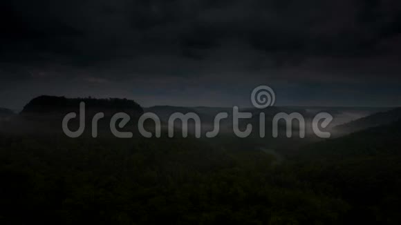 日出和雾在肯塔基州的山丘上翻滚的时间视频的预览图