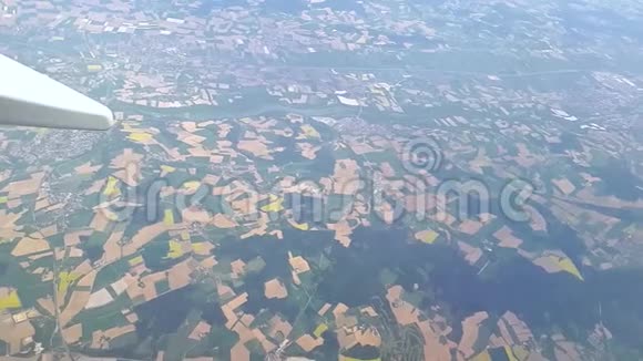 农业领域许多整齐的田野从空中清晰的线条五颜六色的农业领域视频的预览图