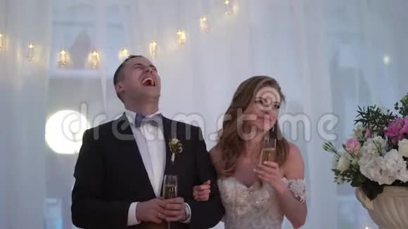 新娘和新郎在婚宴上玩得很开心在帐篷里的新婚夫妇视频的预览图