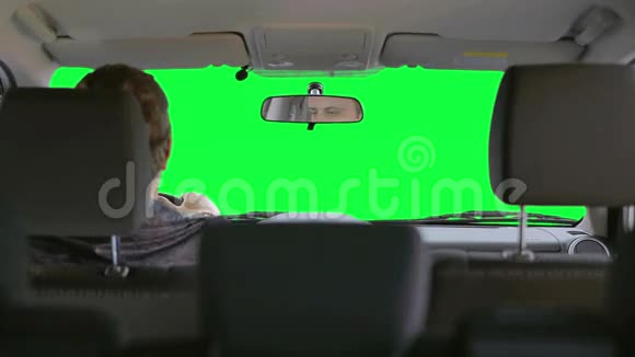 男人在绿色背景下驾驶汽车视频的预览图
