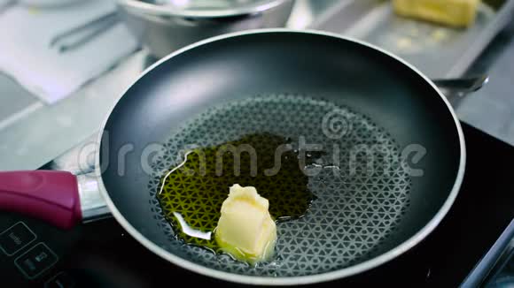 黄油在热煎锅上融化视频的预览图