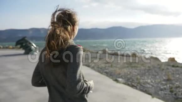 一个女人跑向大海高兴地跳起来视频的预览图