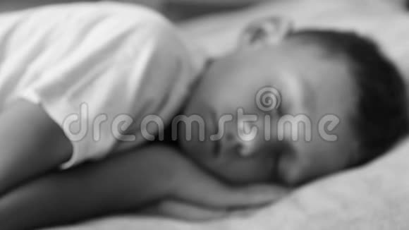 一个孩子睡在床上全高清视频视频的预览图