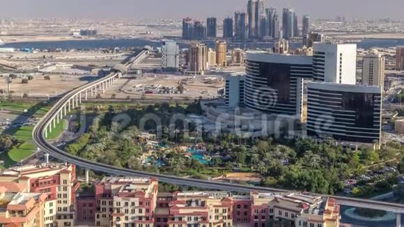 阿联酋迪拜豪华城市新的现代建筑和高流量景观视频的预览图