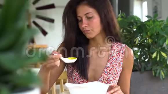 女人慢慢地在餐馆吃南瓜汤视频的预览图