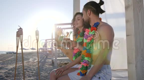 热带岛屿的暑假海滩上快乐的男女朋友聚会异国情调的假期男人喝酒的女人视频的预览图