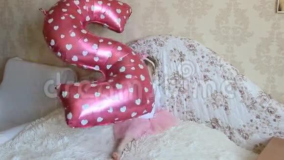 可爱的2岁女孩生日视频的预览图
