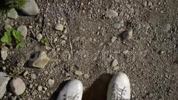 女人脚在岩石上行走视频的预览图