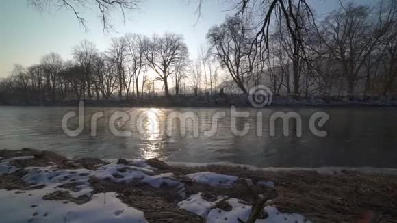 宁静的早晨和日出在河岸多利拍摄视频的预览图