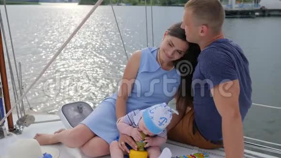 幸福的家庭生活年轻夫妇与婴儿微笑的女人与好的配偶和孩子在帆船视频的预览图