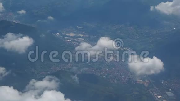 从飞机的窗户看塞里亚纳山谷的景观视频的预览图
