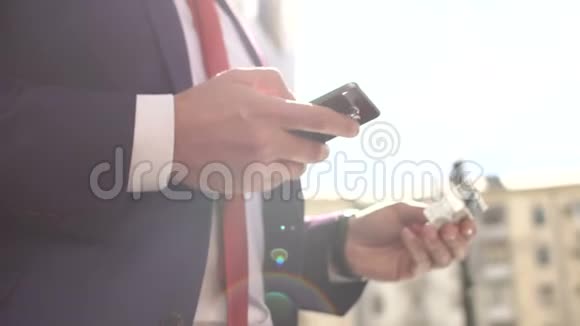 男人用电话上的卡片支付购买费用视频的预览图