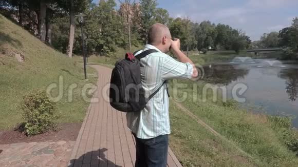男子在公园拍照视频的预览图