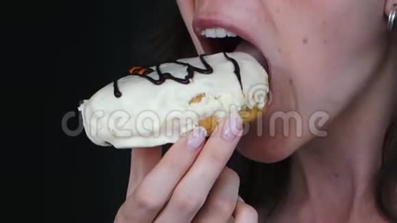 特写女人吃甜甜圈视频的预览图