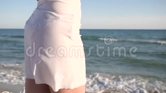 海滩上的女孩肖像暑假看海洋和喝鸡尾酒的女人视频的预览图