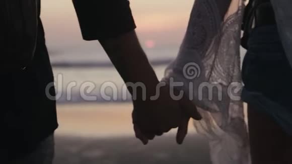 男人和女人手牵着海岸视频的预览图