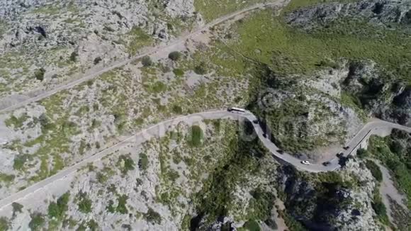 在马略卡岛上蜿蜒曲折的蛇形公路上的鸟瞰图视频的预览图
