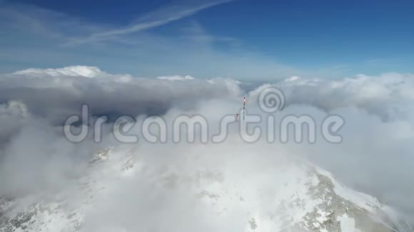 斯提罗夫尼克峰令人惊叹的冬季景观与电信塔最高的山顶的洛夫森视频的预览图