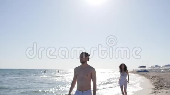 快乐的年轻人热带岛屿上的情侣男人抱着女人浪漫的散步快乐的朋友美丽的海滩视频的预览图