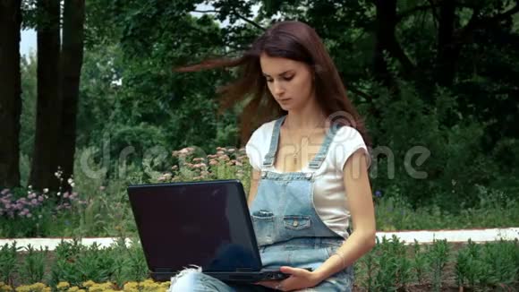 夏天穿着笔记本电脑的黑发美女视频的预览图